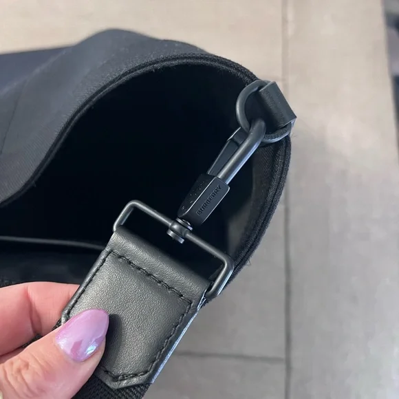 Almost New Burberry Horseferry Black Canvas Tote with Removable Shoulder Strap - Picture 9 of 9